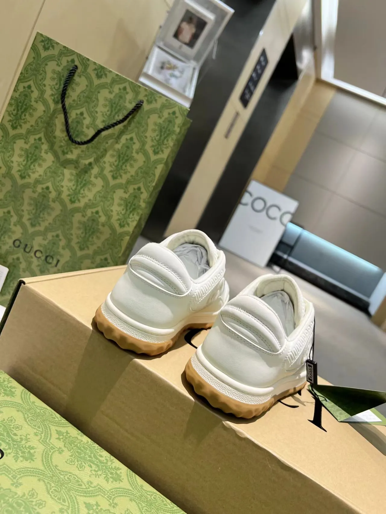 P520👟👟 2023 new and highest version of Kuqi Gucci men's and women's small dirty shoes, original version 1: dismantling and re-engraving, no matter the last shape, details, or materials, we have carefully selected them, just to make them good and make your feet feel more comfortable. The texture is the best in the entire network, welcome to shop around for comparison. Color: Synchronized color at the counter, 9 colors available. Size: Female 35-40. Male 39-44